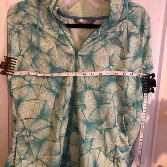 So pretty North Face windbreaker—Make an offer!  nwot light green patterned - Picture 2 of 5